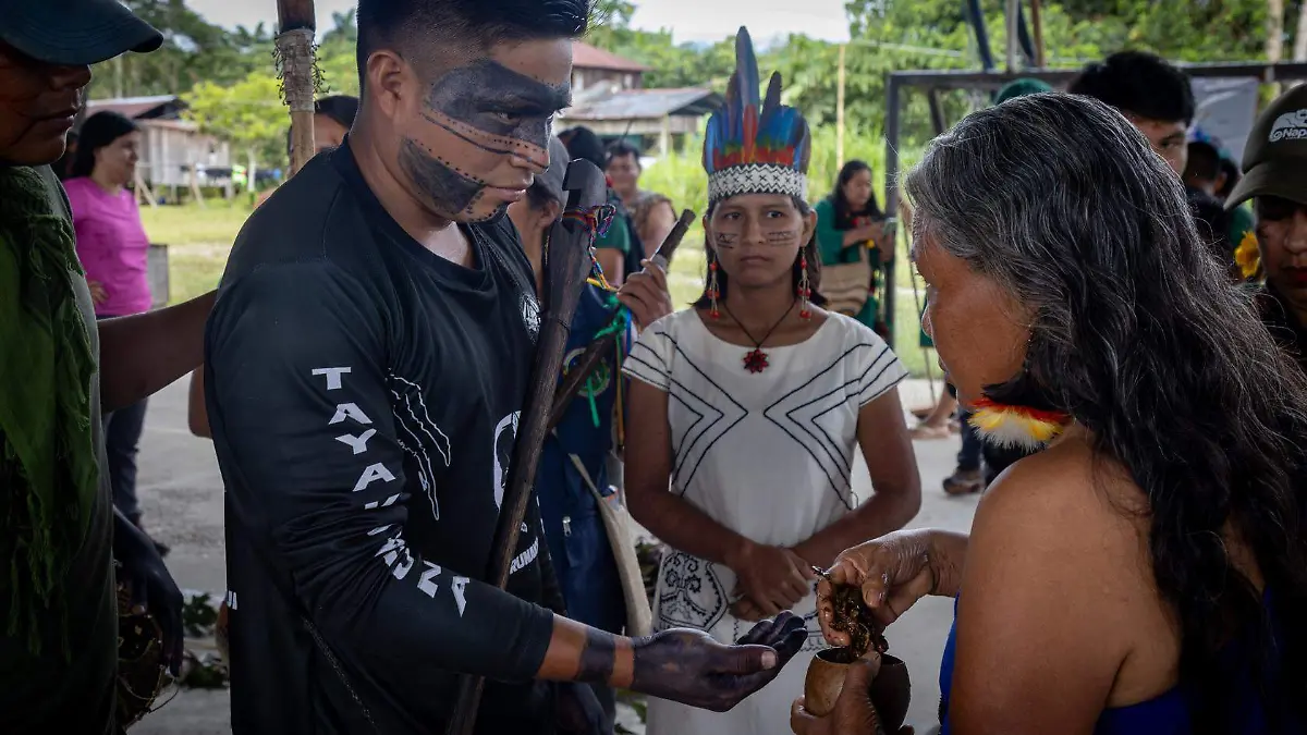 maria-de-jesus-tabaco-ritual-shuar-guardias-indigenas-ecuador