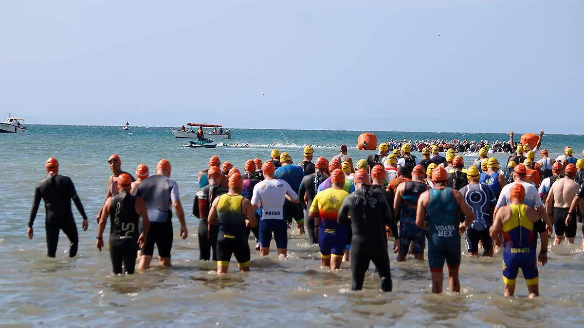 triatlon-participantes-entrando-al-mar