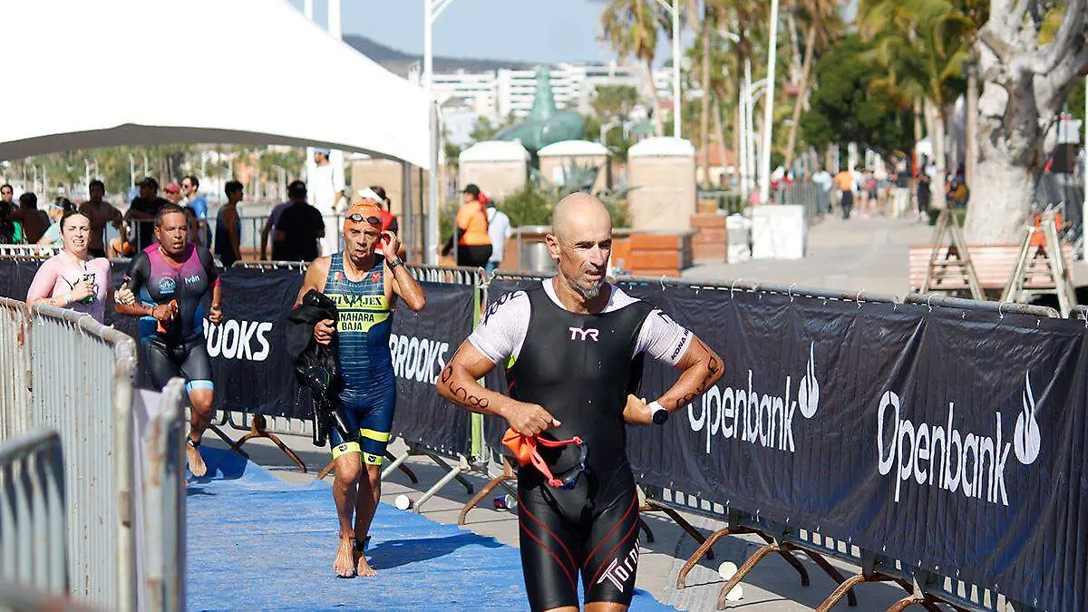 triatlon-participantes-corriendo