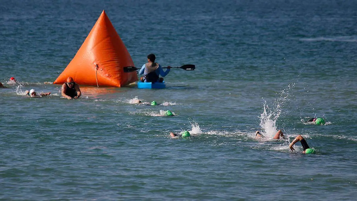 triatlon-participantes-nadando