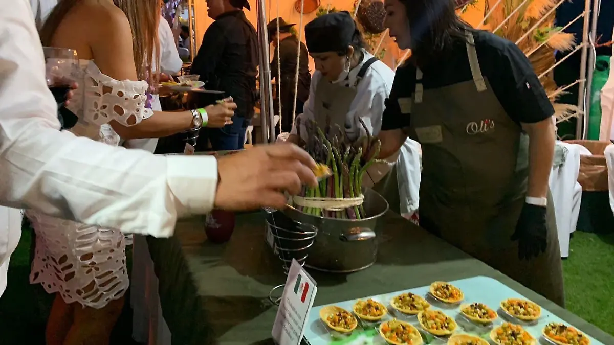 asistentes-tomando-degustaciones-festival-pazion-sabor