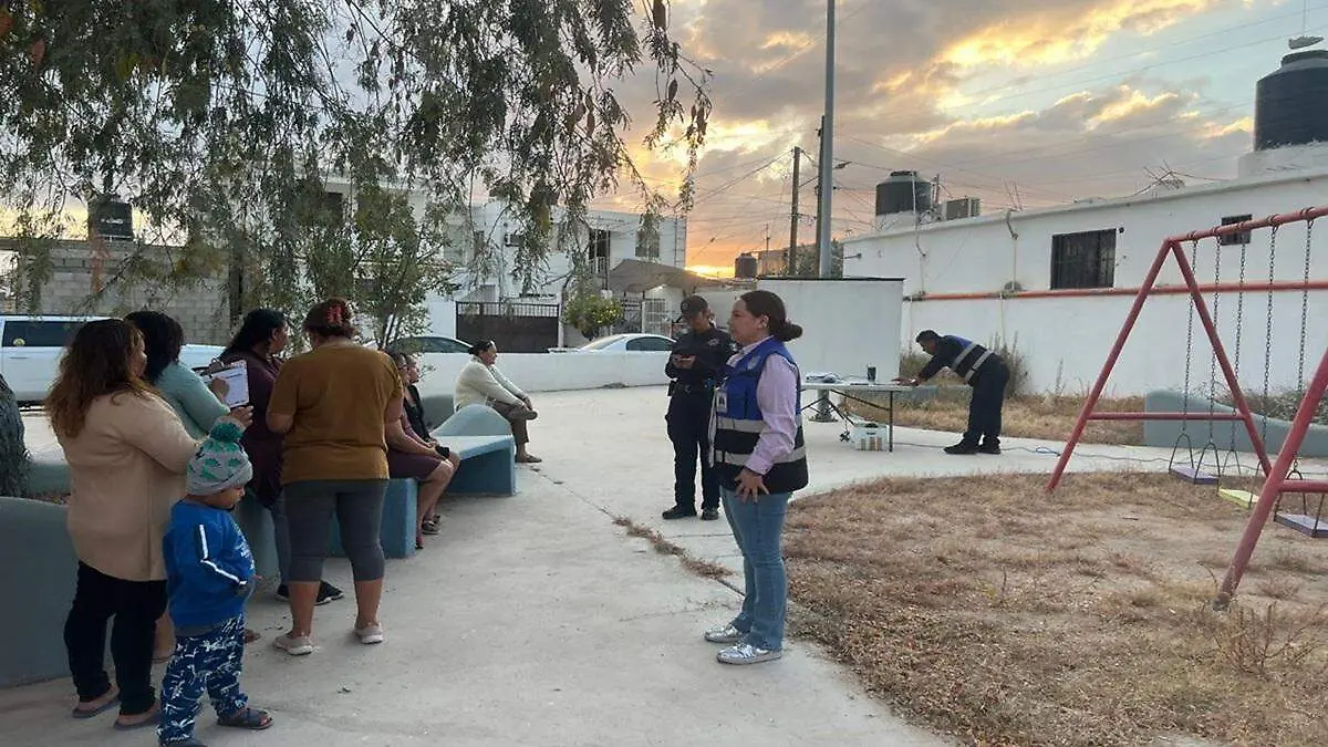 mujeres-frente-policias-parque-lomas-sol
