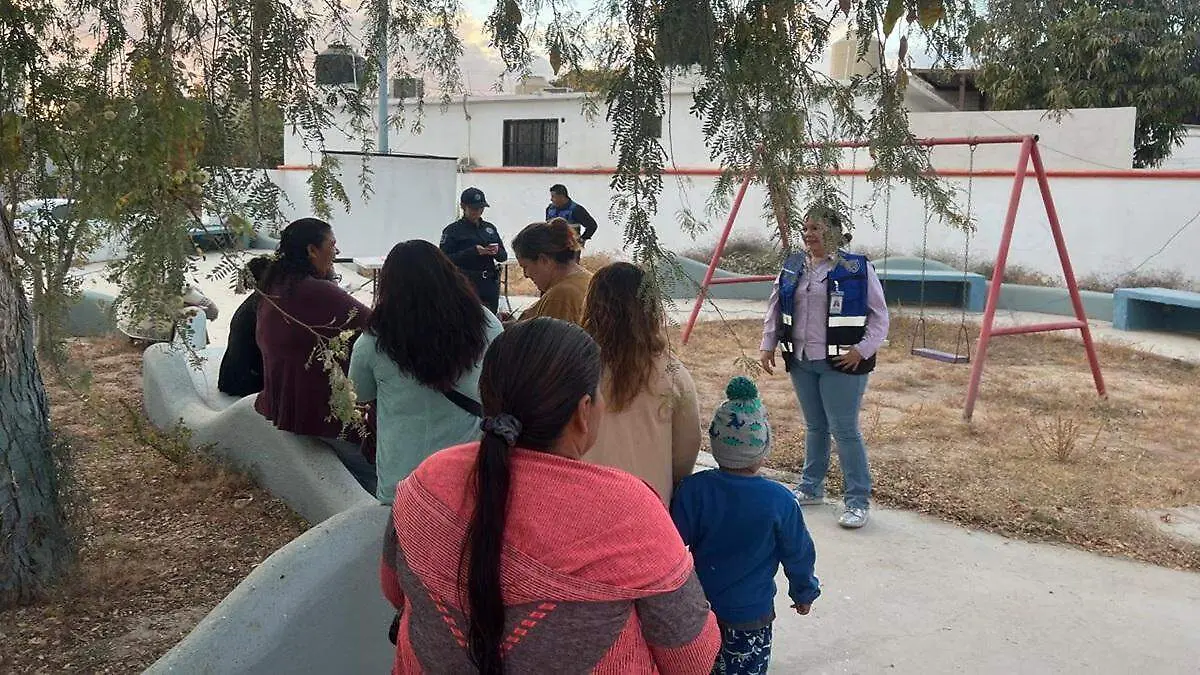 mujeres-sentadas-parque-los-cabos
