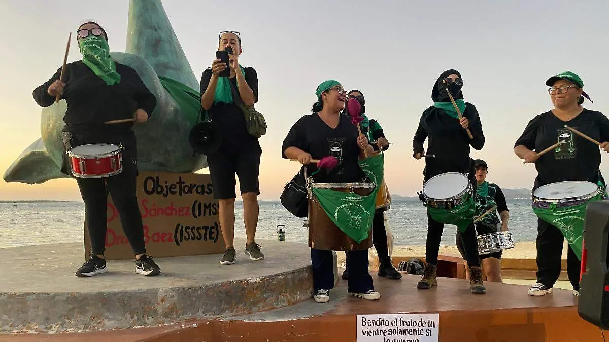 mujeres-estatua-paloma-malecon-la-paz-tocando-tambores