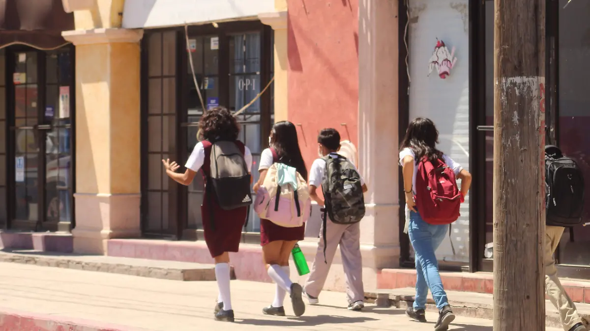 estudiantes-caminando-calles-los-cabos