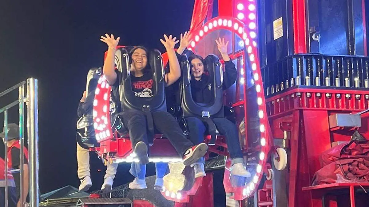 Personas divirtiendose en las fiestas de los cabos