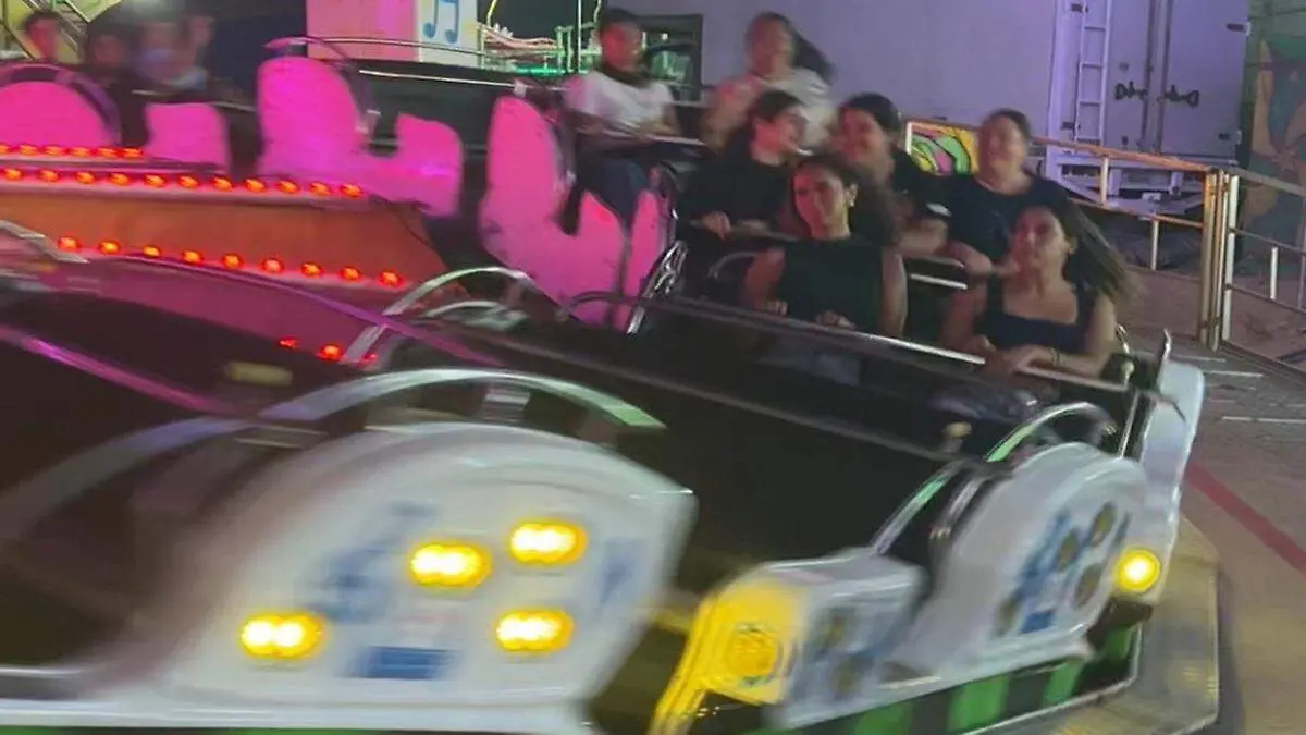 Personas en los juegos mecanicos de las fiestas de san jose