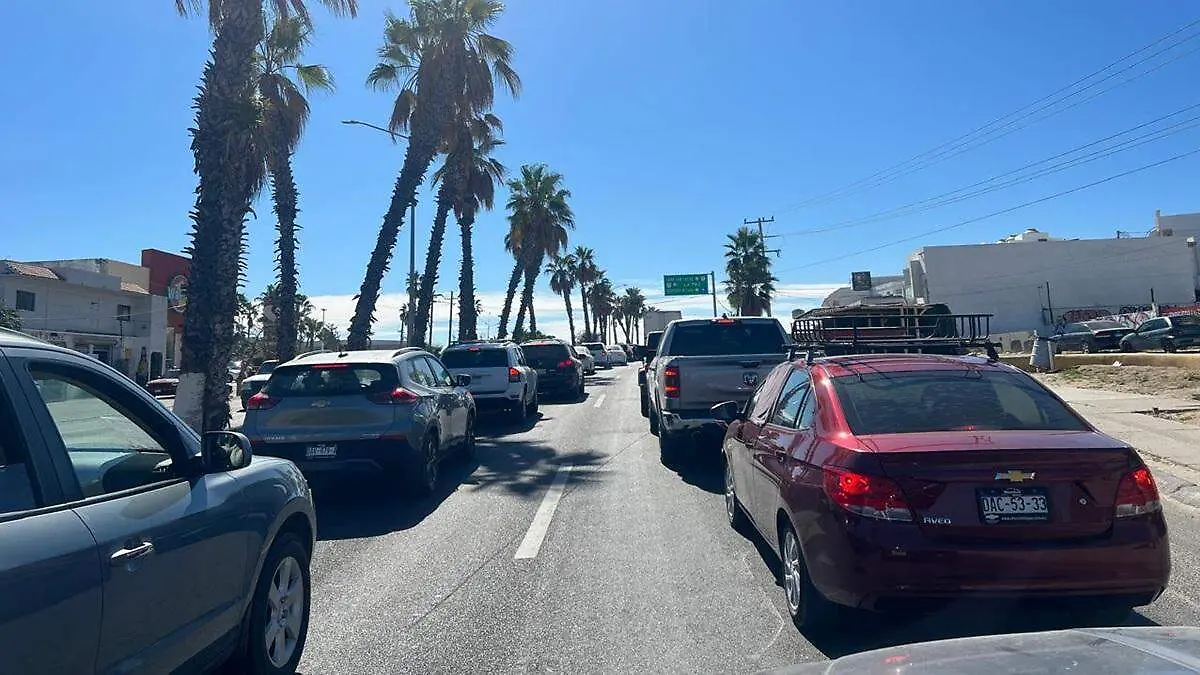 autos-circulando-zona-centrica-carretera-transpeninsular-los-cabos