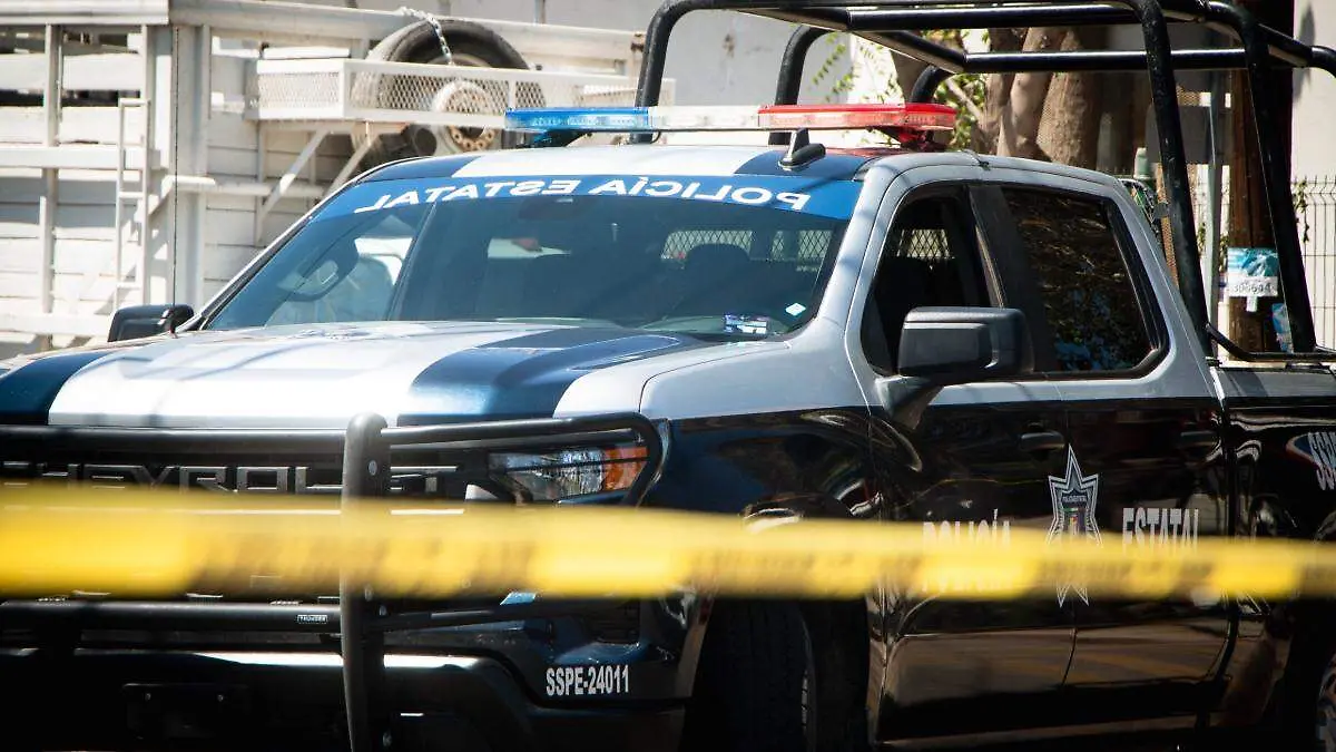 Agentes policiales investigando un caso