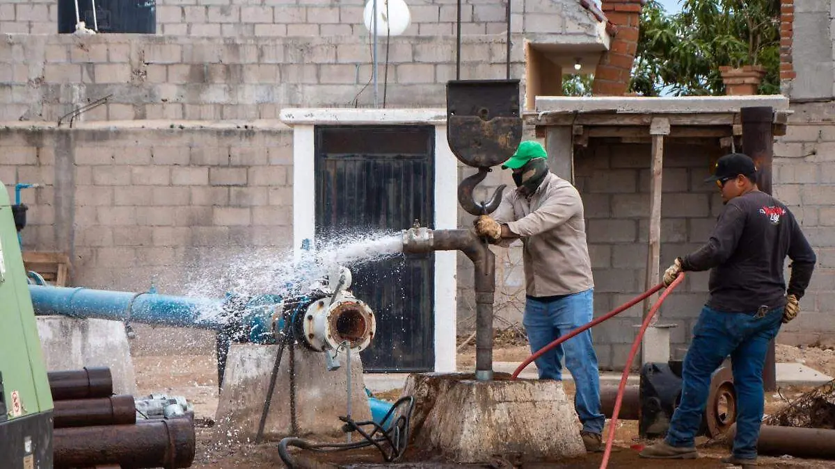Personal trabajando en una toma de agua potable