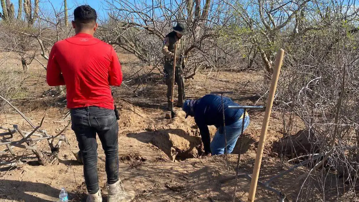 personas-trabajando-fosas-clandestina-san-juan-costa