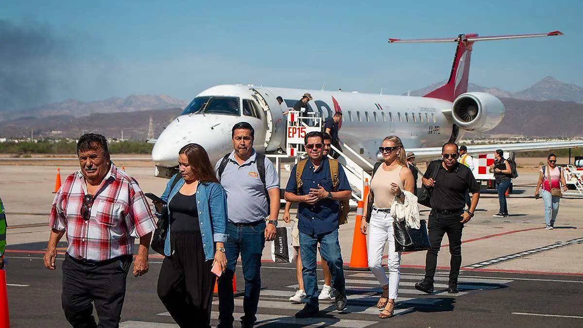 personas-descendiendo-de-avion