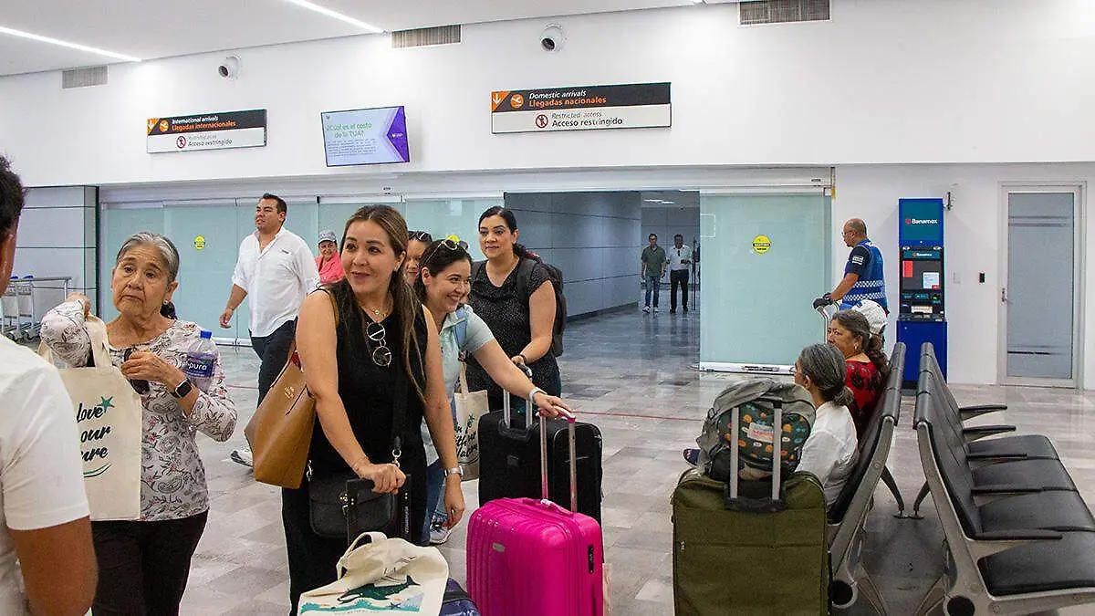 pasajeros-entrando-al-aeropuerto-la-paz