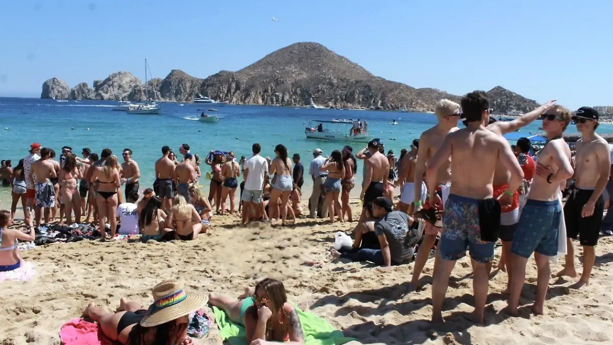 turistas-extranjeros-playa-los-cabos