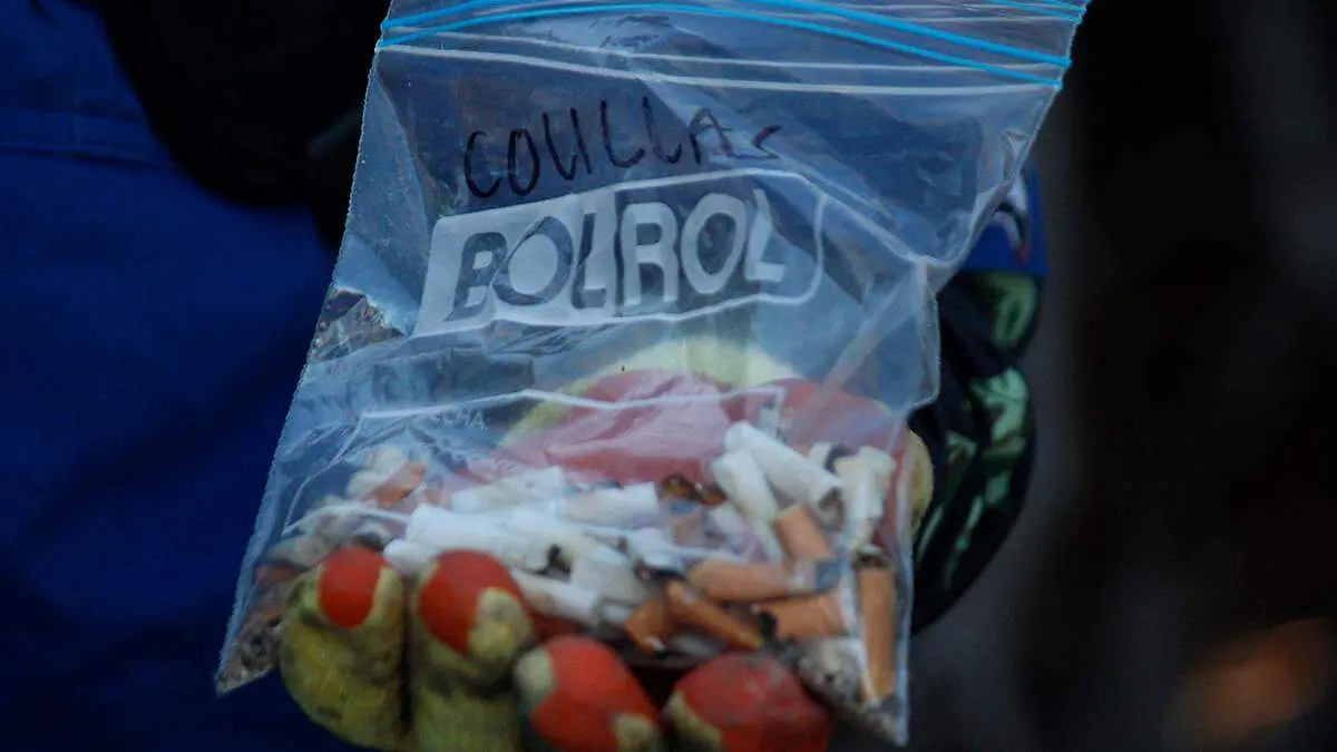 bolsa-de-plastico-con-colillas-de-cigarros