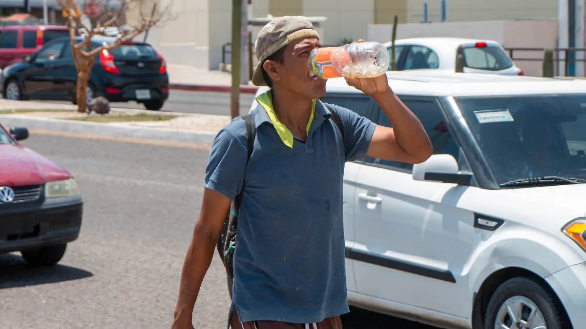 Bebe agua por calor