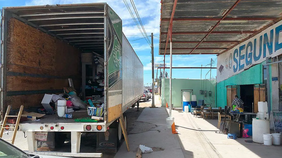 descarga-de-mercancia-tienda-de-segunda-mano