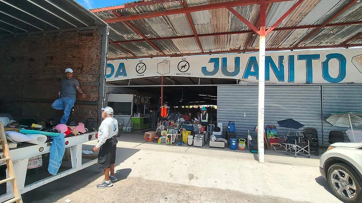 descarga-de-mercancia-tienda-de-segunda-mano-frontal