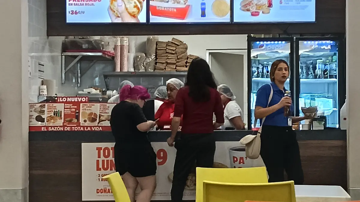 mujeres-pidiendo-comida-rapida