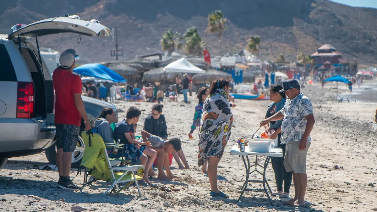 Personas playa el tecolote