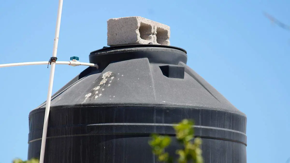 tinaco-con-bloque-cemento-encima-tapa