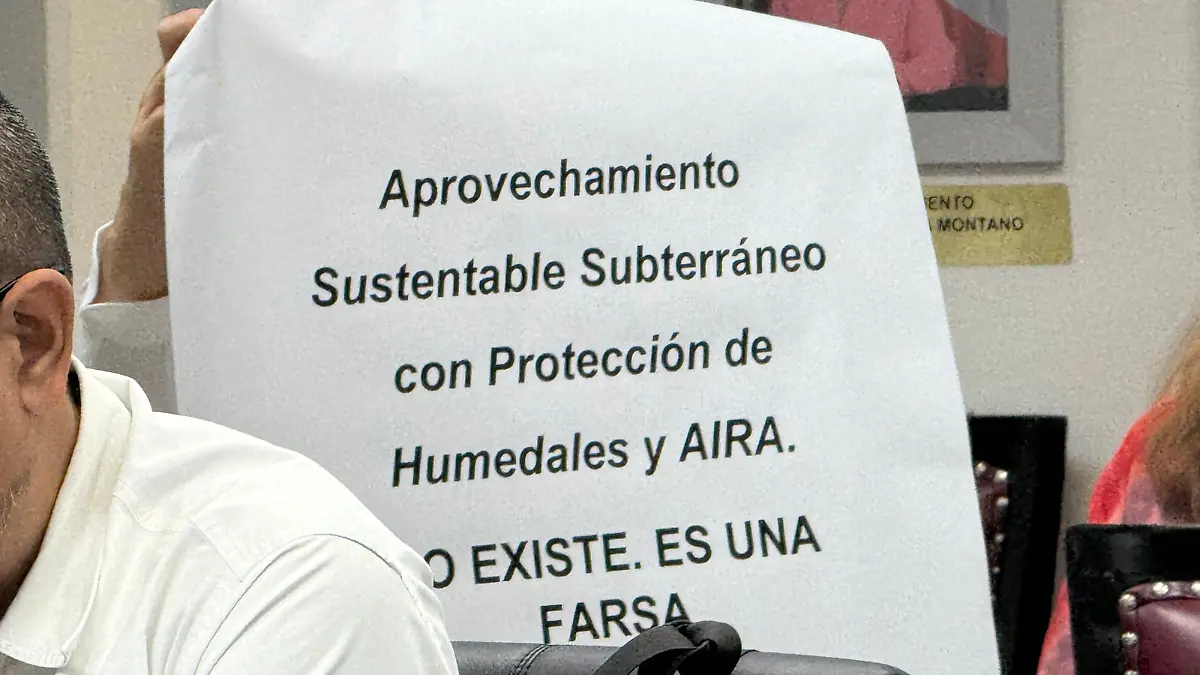pancarta-manifestacion-durante-protesta-realizada-sala-cabildo-ayuntamiento-la-paz