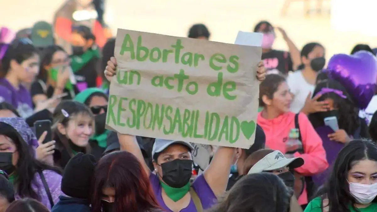 Mujeres exigiendo el aborto en 8M