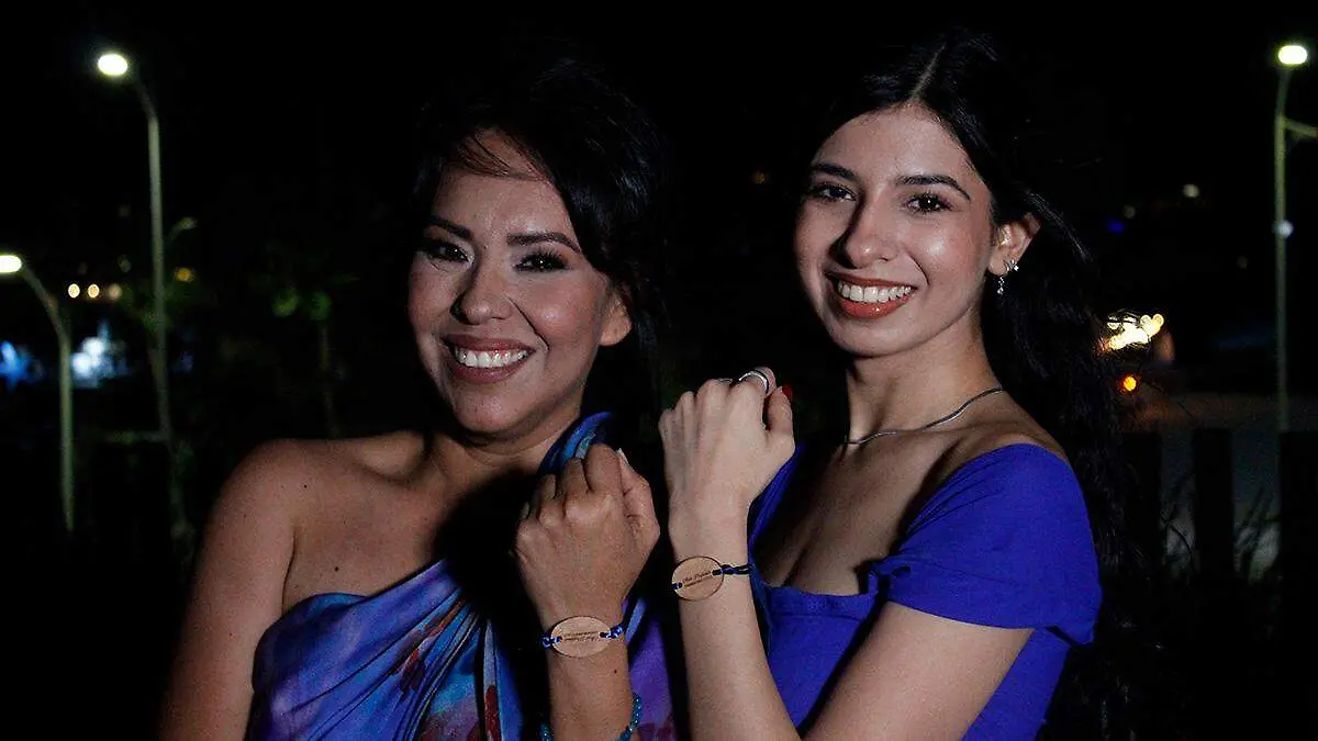 wendy-gomez-directora-revista-quantum-internacional-karelly-romo-miss-la-paz-muestra-brazaletes-inteligentes-acceso