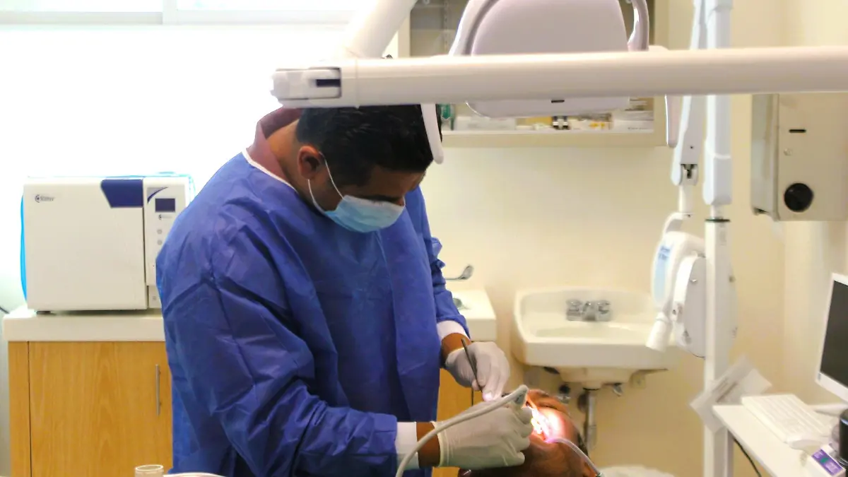 Dentista realizando una limpieza dental