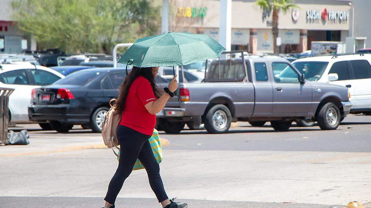mujer-con-sombrilla-en-calor