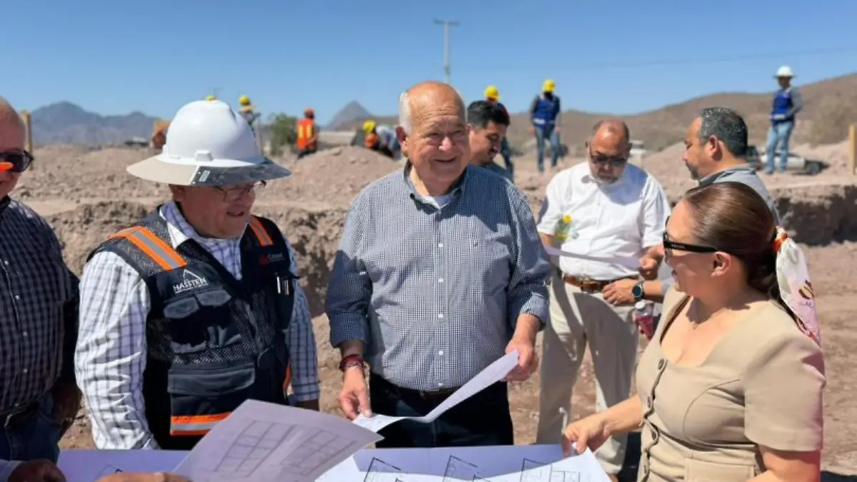 Victor Castro supervisando viviendas del bienestar