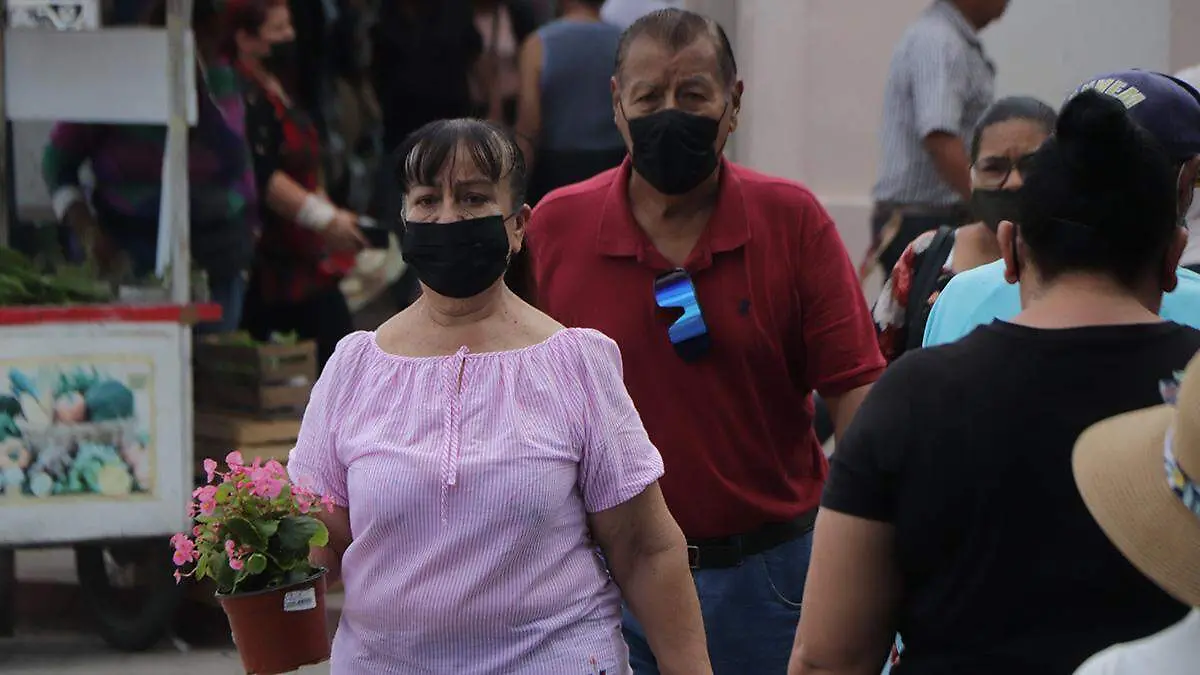 pareja-de-hombre-y-mujer-con-cubrebocas