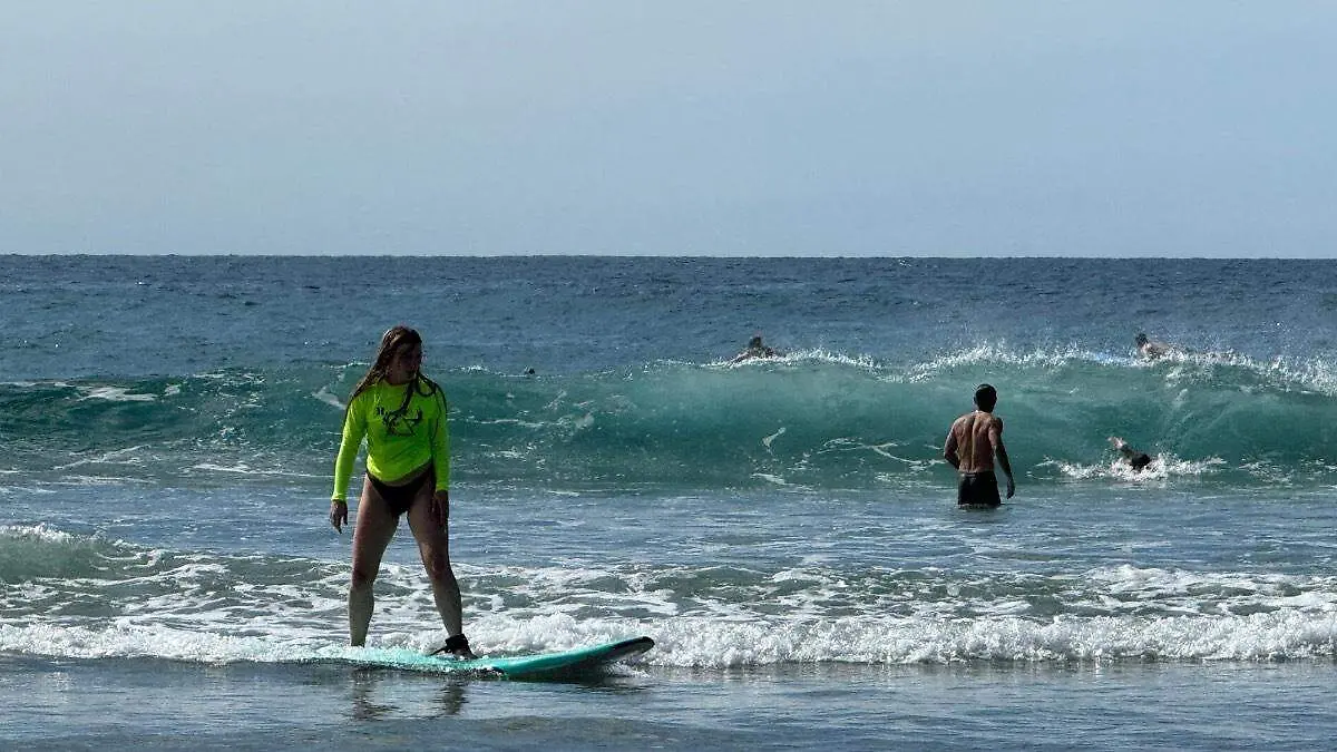 surfistas-playa-cerritos-la-paz