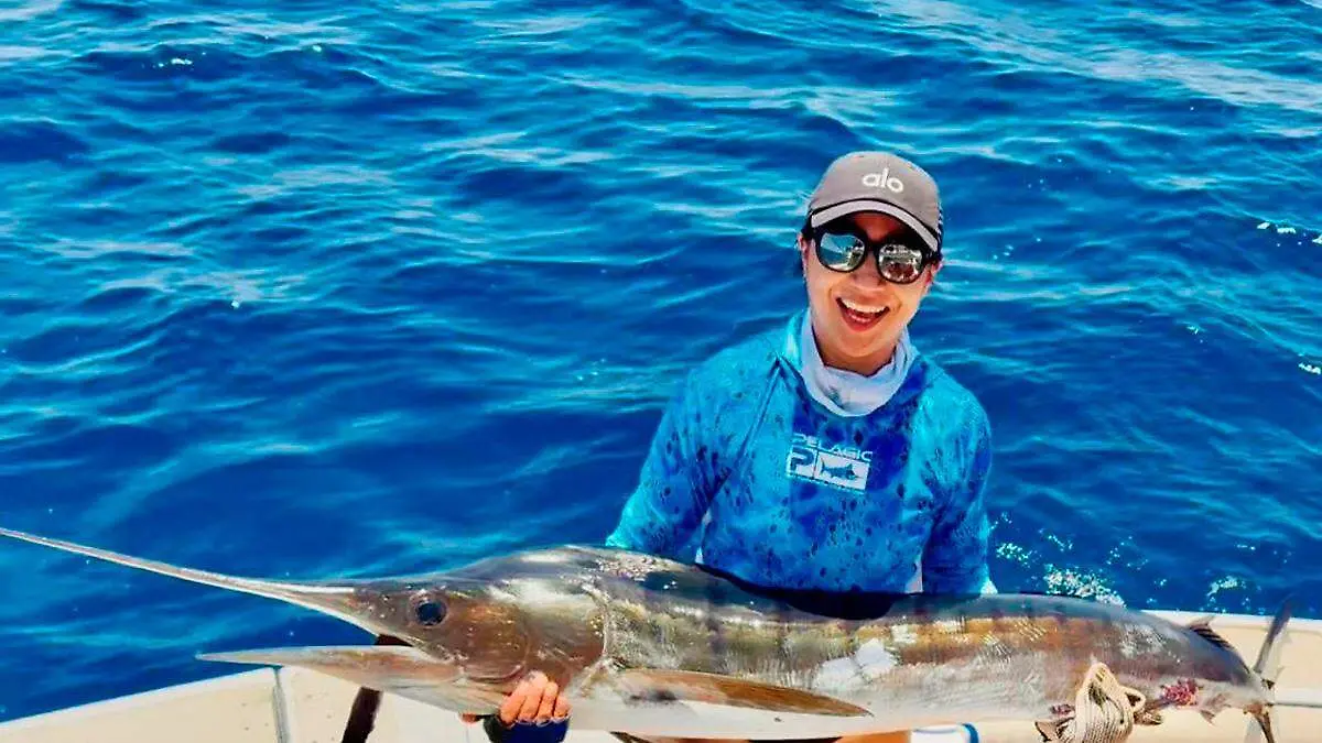 alejandra-amador-santillan-motrando-marlin-capturado