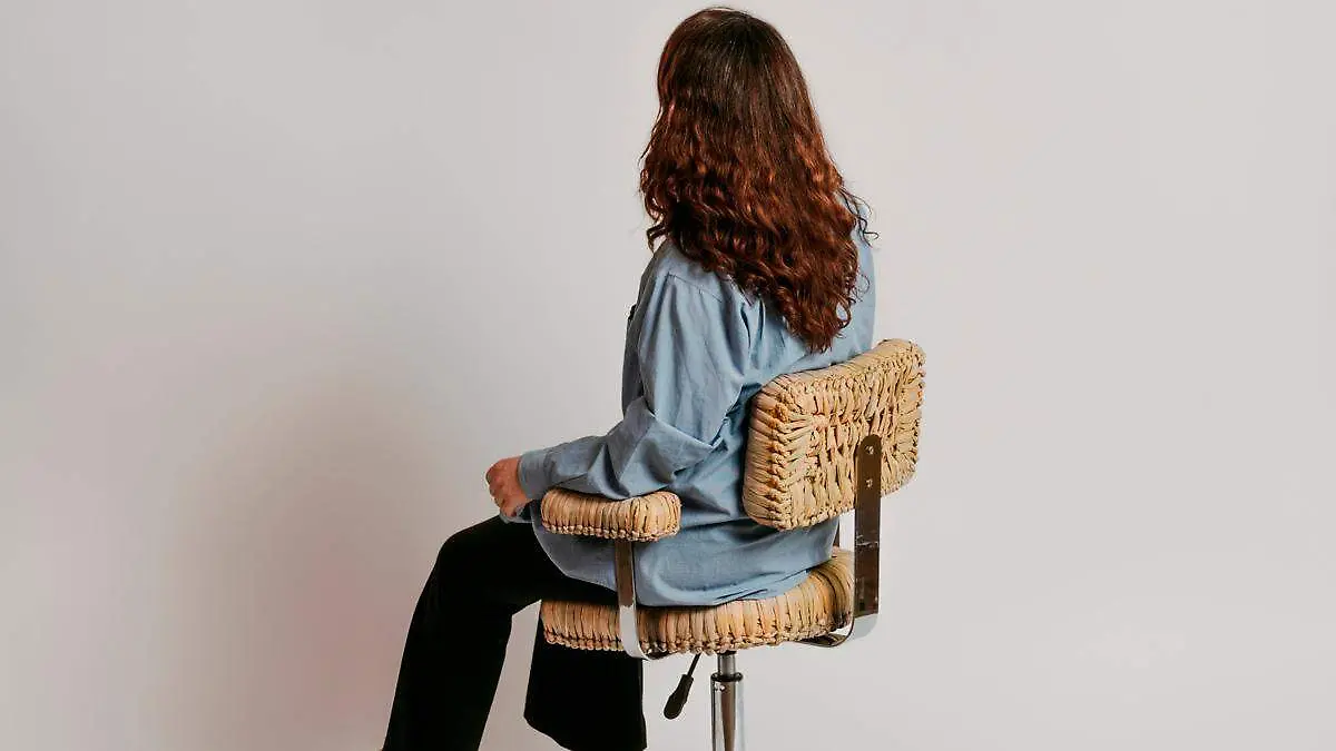 ines-llasera-disenadora-sentada