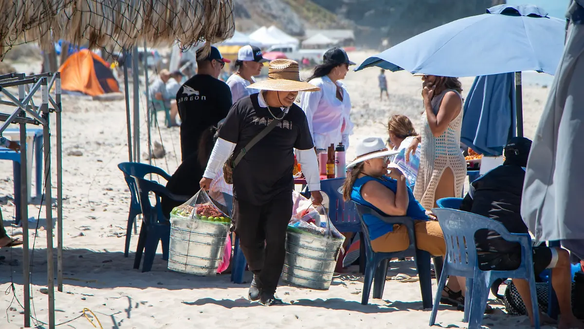 Playa gente comiendo
