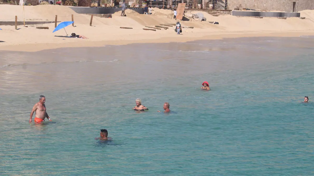 turistas-nadando-playa-medano-cabo-san-lucas