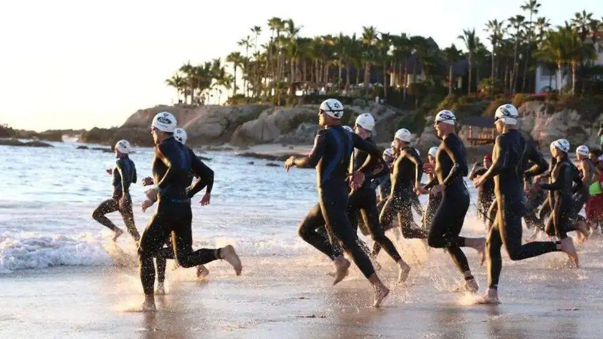 personas-corriendo-mar-playa-los-cabos-ironman-nado
