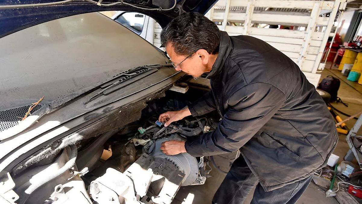 persona-revisando-motor-en-un-taller-mecanico