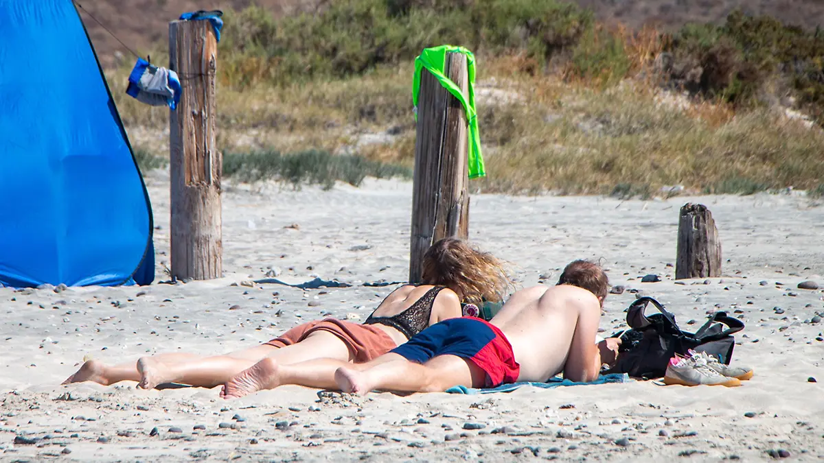 personas-acostandose-en-la-playa