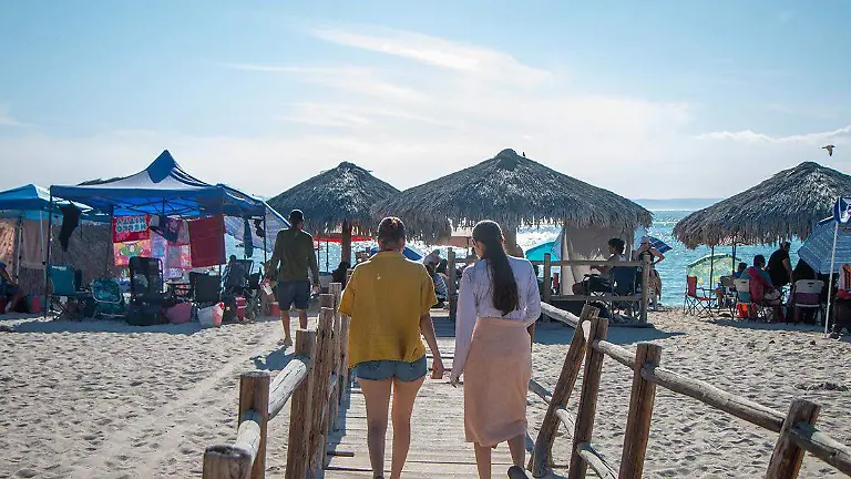 personas-entrando-a-la-playa