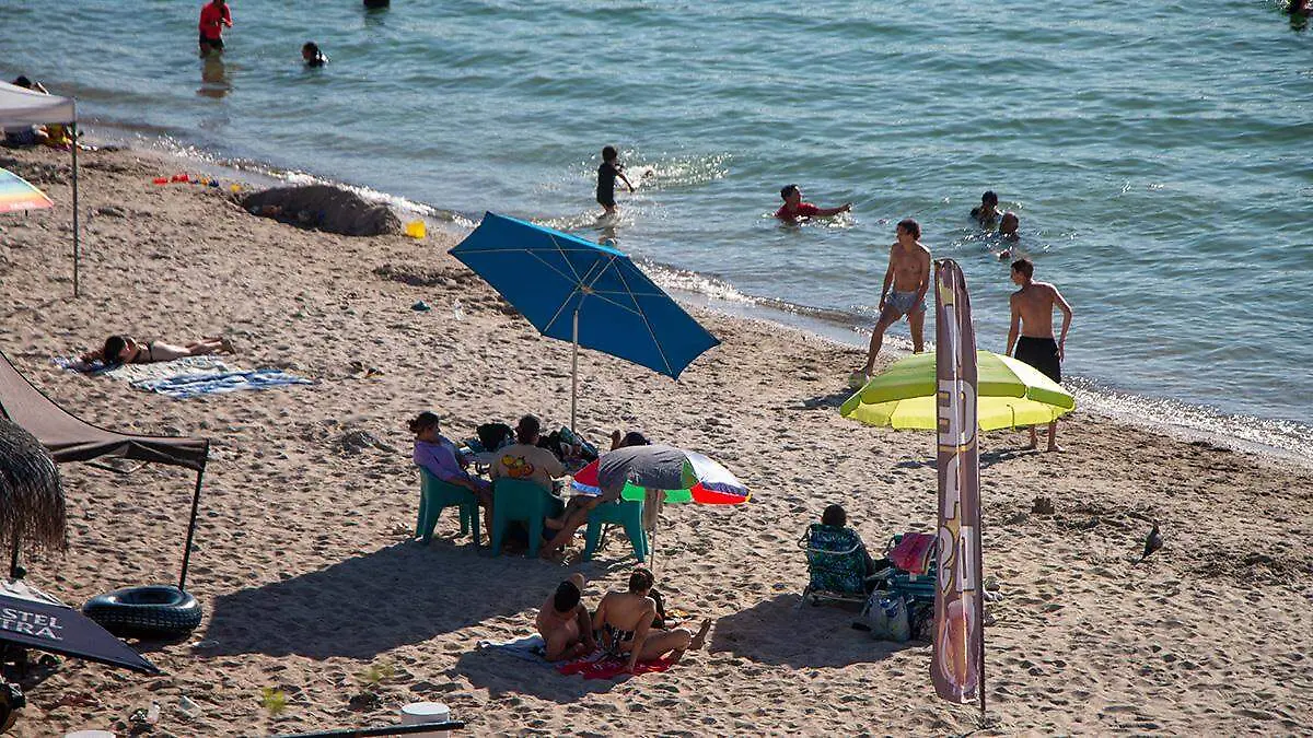 gente-con-sombrilla-en-la-playa