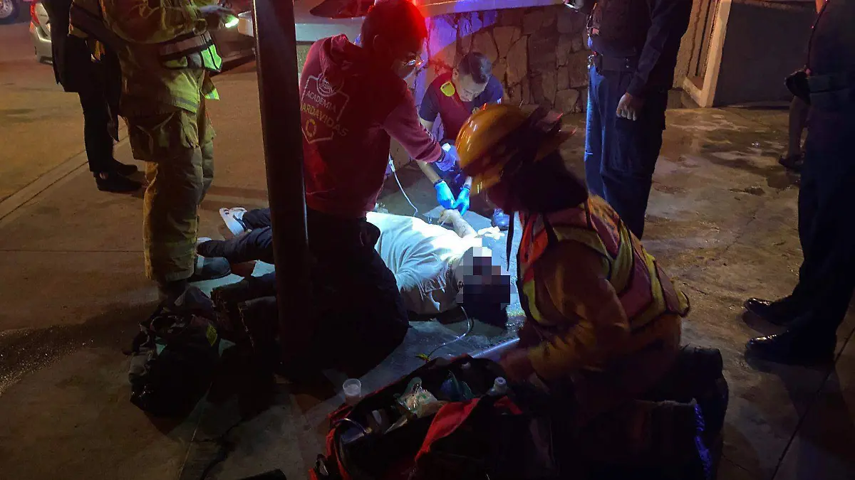 paramedicos-atendiendo-persona-intoxicada-bar-el-papi-los-cabos