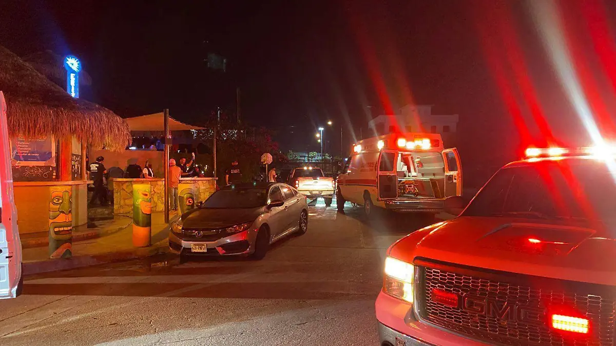 ambulancia-frente-bar-el-papi-noche
