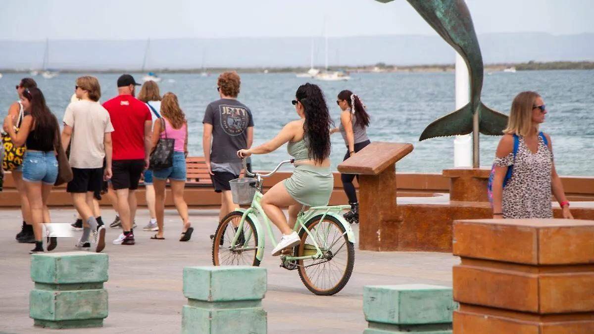 mujer-pedaleando-bicicleta-malecon-la-paz