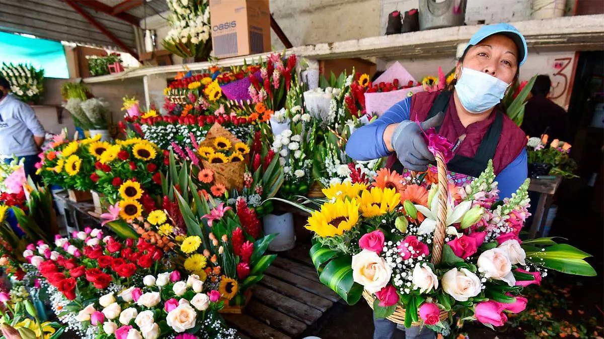florista-vendiendo-flores