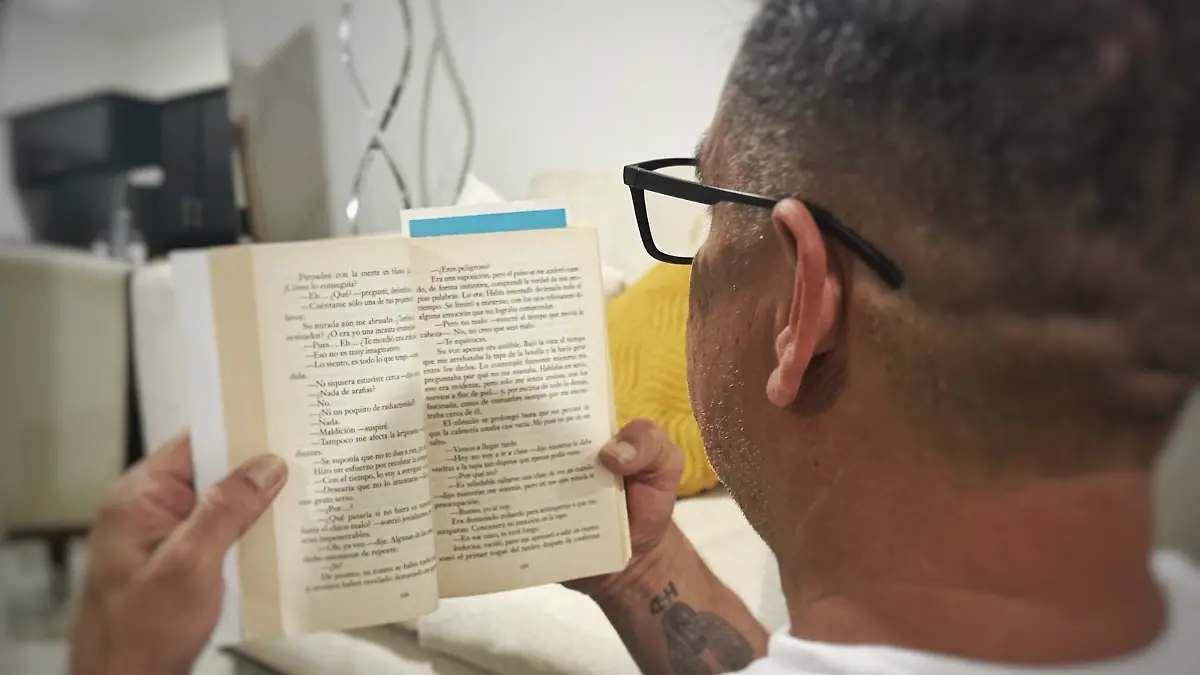 hombre-leyendo-lirbo