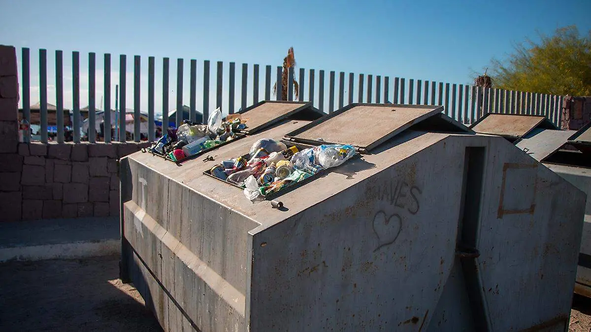 contenedor-de-basura-cerca-de-playa