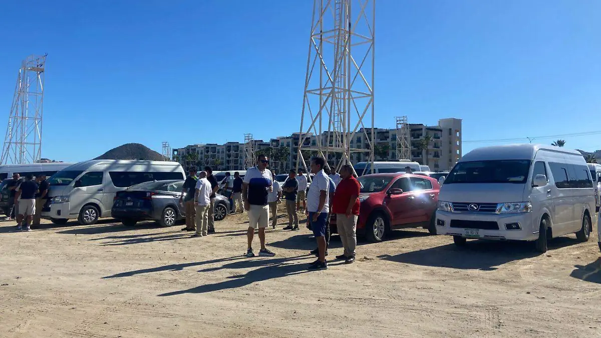 choferes-transporte-turistico-manifestandose-aeropuerto-los-cabos