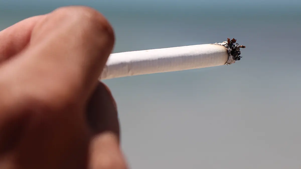 mano-sosteniendo-cigarro-encendido